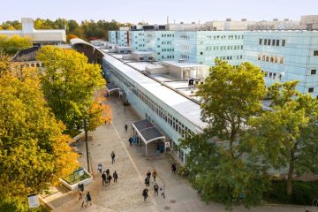 Bild på studenter som går in på Stockholms Universitet