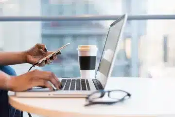 bild på person som sitter på kafé och arbetar som symboliserar flexibelt arbete