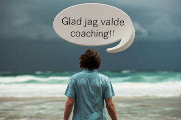 Person som blickar ut över havet. Över hen finns en pratbubbla med texten "Glad jag valde coaching"